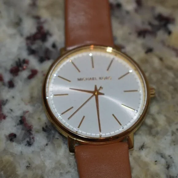 Michael Kors MK-2740 Watch with Box - Picture 4 of 5